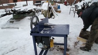 Винтовой колун-дровокол ВКД в работе