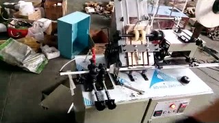 Станок для упаковки размешевателя деревянного в индивидуальную упаковку.