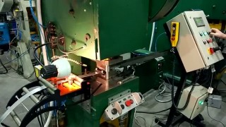 Валковая подача с сервоприводом в линии с двумя прессами. Servo roll feed and two press, automatic punching and bending