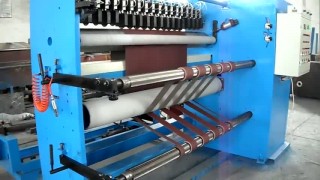 Нарезка и намотка наждачной бумаги или шлифовальной шкурки.