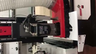 Фрезерный станок с ЧПУ с револьверной сменой инструмента LTT-G1325С в работе