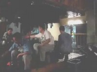 Отчаянные китайские рабочие на фабрике