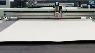 Автоматическая подача рулона на планшетном режущем плоттере AOL