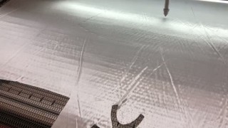 Лазерно-гравировальный станок с ЧПУ с конвейерным столом и автоподачей материала для резки ткани серии LM