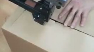 Сшифание гофрокороба упаковочным степлером