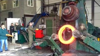 Раскатный стан для раскатки фланцев воротниковых