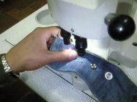 Электрический трехпозиционный пресс для установки швейной фурнитуры в рвботе.