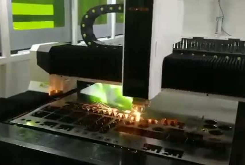 Оптоволоконный лазер в кабине с труборезом и сменным столом XTC-2060GT/6000 Raycus