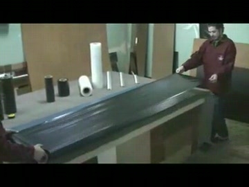 Наклеиваем на зеркало защитную противоударную  пленку