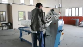 Окантовочная машина для производства матрасов.