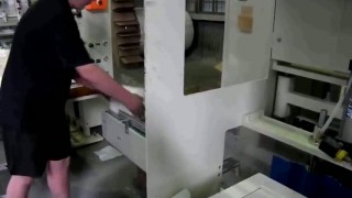 Модель CR-286S -  упаковочная машина для бумажных полотенец V сложения.