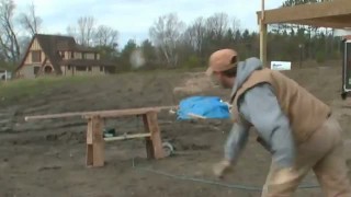 Мужик отторцевал доску дисковой пилой без привода! А вам слабо?!