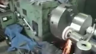 Круглое шлифование на токарном станке.