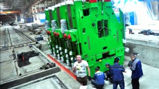 Такелажные работы по выгрузке с трала станка(94 т) на шпальную клеть, с последующим спуском на фундамент(