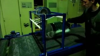 Упаковка рулонов сетки в пленку. Автоматическая упаковочная машина.