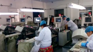 Производственный процесс по сортировки и упаковки палочек для мороженого