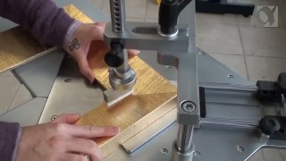 Механический станок для скрепления углов багетных рам Minigraf A2M 200 в работе