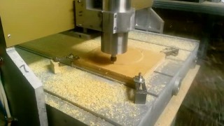 Раскрой фанеры 15 мм за один проход, подача 2500 мм мин