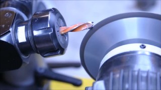 Заточка глухого сверла на универсальном заточном станке BSM 20-SZ фирмы Kaindl (Германия)