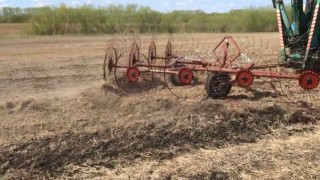 Работа граблей ворошилок валковых ГВВ 6.0