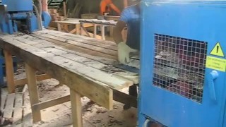 Распиловка горбыля на горбыльной линии ЛПГ-150 на производстве