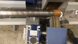 Станок РТ 20-50 чистит трубу круглую ржавую 2 м