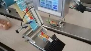 FM LS 110-25 Нанесение этикетки на упаковку яиц.