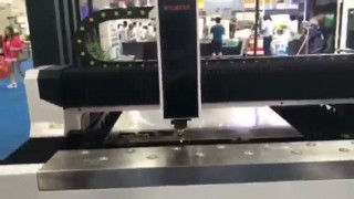 Процесс резки металла на оптоволоконном лазере XTC-F1530W