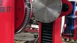 Плоская гофрозащита (производитель ДОНТЕХГРУПП) на кантователе двухстоечном