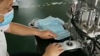 Автоматический припаиватель  ушных резинок к маскам70