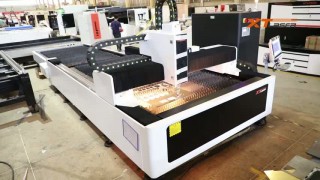 Оптоволоконный станок для резки металла со сменным столом ХТС-1530HE