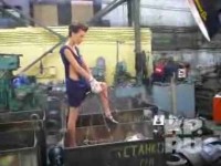 Полуобнаженные красавицы и станки. Везде бы так